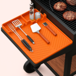 grillredskabsmåtte i silikone i grå, orange og sort til ren og organiseret sidehylde ved grillen - Billede 2
