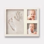 Fodspor sæt til baby i hvid med ramme til hånd- og fodaftryk samt plads til babyfotos og varige minder