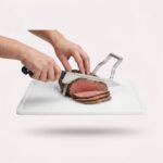 grilltang i rustfrit stål til stabilt greb og præcis håndtering af kød ved grill og udskæring