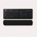 Håndledsstøtte til tastatur i sort og lyseblå med komfort og støtte til håndled ved computerbrug