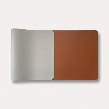 musemåtte i kunstlæder i sort/grå, brun/grå, grøn/grå og rød/gul med skridfri bund og stor flade - Rejse product image