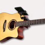 telefonholder til guitar i sort med justerbar visning og klemme til smartphone under spil - Rejse product image