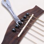 guitarstrengsværktøj i sølvfarvet design til strengeskift, stemning og fjernelse af brostifter - Rejse product image