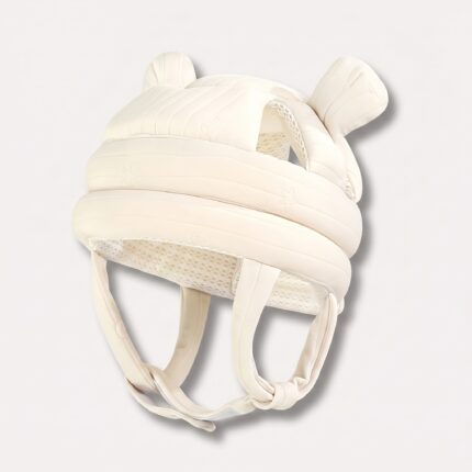 babyhjelm til kravlegang i grå eller hvid med bjørneører, let polstring og justerbar hagerem - Rejse product image