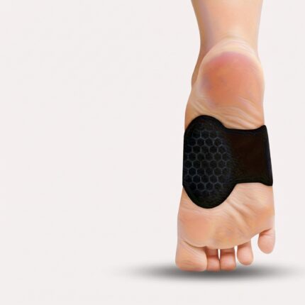 hælpude med 8-formet støtte i sort - stødabsorberende design med støtte til hæl og svang - Rejse product image