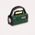 nødradio i mørkegrøn, orange, rød og sort med lommelygte, arbejdslampe og powerbank