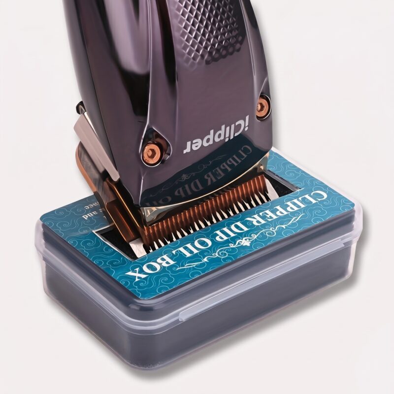 hårlinjes olie dispenser med indbygget svamp og tætsluttende låg til klipperblade - Rejse product image