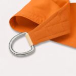 rektangulært solsejl i orange og beige til skygge og UV-beskyttelse udendørs