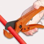 justerbar rørtang med skraldefunktion til præcis skæring af PVC og plastrør op til 32 mm