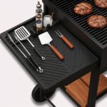 grillredskabsmåtte i silikone i grå, orange og sort til ren og organiseret sidehylde ved grillen