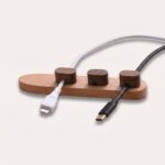 kabelorganizer i træ til skrivebord med clips og orden i kablerne