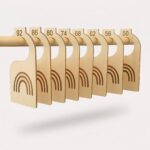 tøjstørrelsesinddelere i træ med regnbuedesign og tal til organiseret børnegarderobe