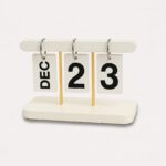 vende kalender i hvid og sort med moderne design og dekorativ datooversigt til bord