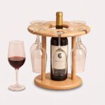 vinholder i træ med pladsbesparende opbevaring til vin og glas