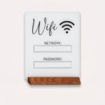 WiFi kodeord tavle i hvid og sort til tydelig deling af netværksnavn og adgangskode for gæster
