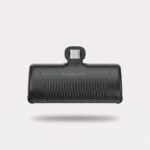 mini powerbank 4500 mAh med indbygget USB-C-stik til kompakt opladning på farten