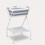 stativ til babybadekar med sammenklappeligt design og praktisk hylde til badetid