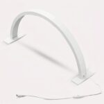 måneformet bordlampe i hvid og lyserød med blødt lys og minimalistisk design til skrivebord og hjem