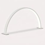måneformet bordlampe i hvid og lyserød med blødt lys og minimalistisk design til skrivebord og hjem - Billede 2