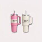 termokop i hvid og pink med låg, sugerør og lang varme- og kuldebevaring til farten