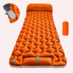 oppusteligt campingliggeunderlag med indbygget pumpe og nakkestøtte i mørkeblå, grøn, orange og blå - Billede 5