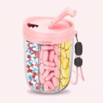 pilleorganizer med 6 rum i sort, pink, blå og hvid til overskuelig opbevaring og brug på farten - Billede 2